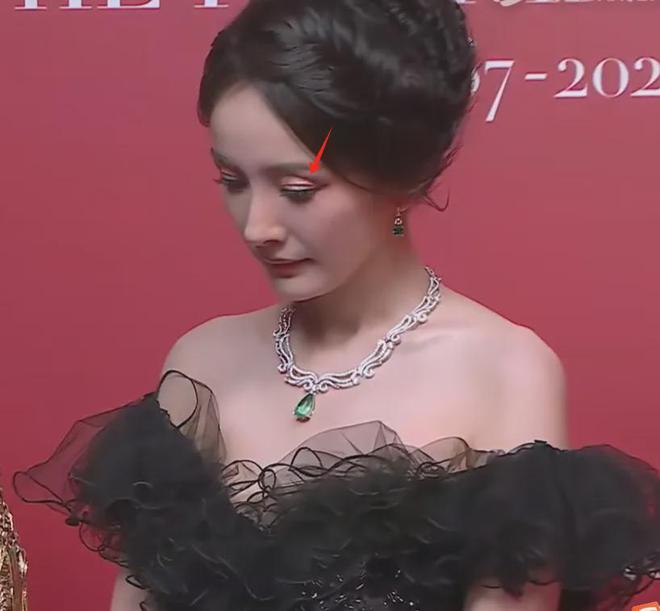 大驼背、躲镜头、鼻尖分家，芭莎这一夜，杨幂的状态和格局全暴露