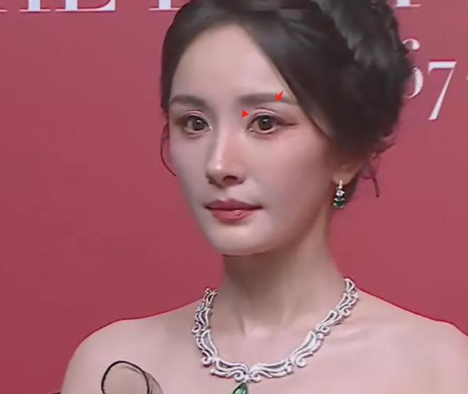 大驼背、躲镜头、鼻尖分家，芭莎这一夜，杨幂的状态和格局全暴露