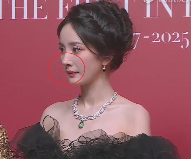 大驼背、躲镜头、鼻尖分家，芭莎这一夜，杨幂的状态和格局全暴露