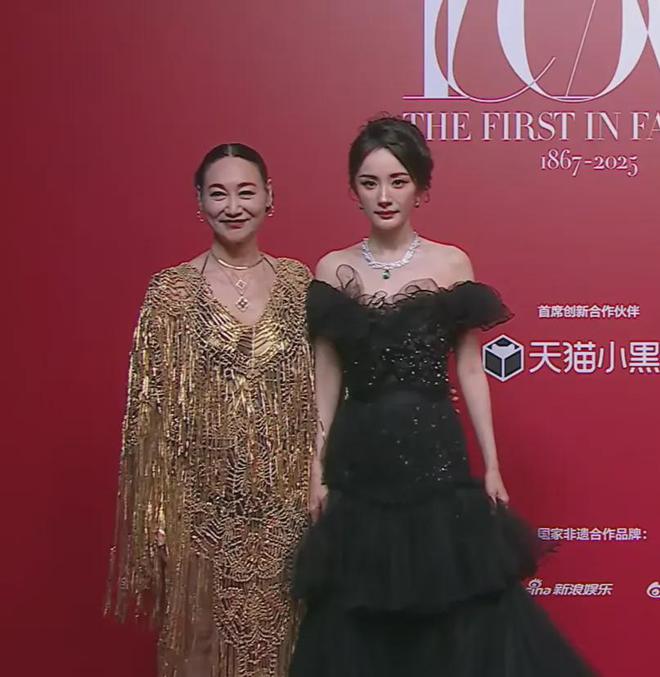 大驼背、躲镜头、鼻尖分家，芭莎这一夜，杨幂的状态和格局全暴露