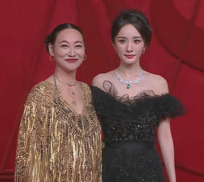 芭莎盛典红毯生图来了！杨幂鼻孔抢镜，孙俪面部发黄，林志玲脸僵