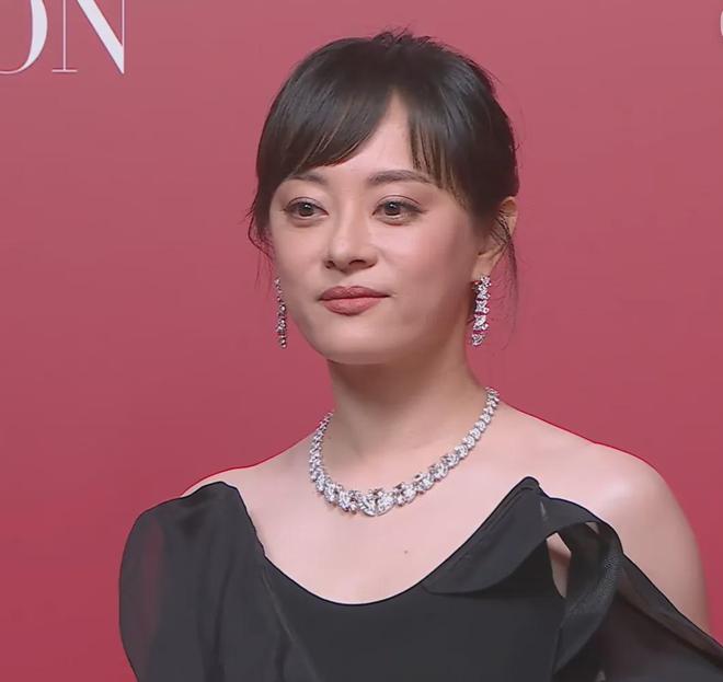 芭莎盛典红毯生图来了！杨幂鼻孔抢镜，孙俪面部发黄，林志玲脸僵