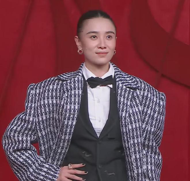 芭莎盛典红毯生图来了！杨幂鼻孔抢镜，孙俪面部发黄，林志玲脸僵