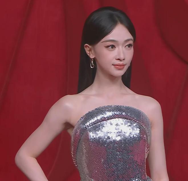吴谨言产后亮相芭莎红毯！浑身腱子肉抢镜，无惧怼脸拍状态太好