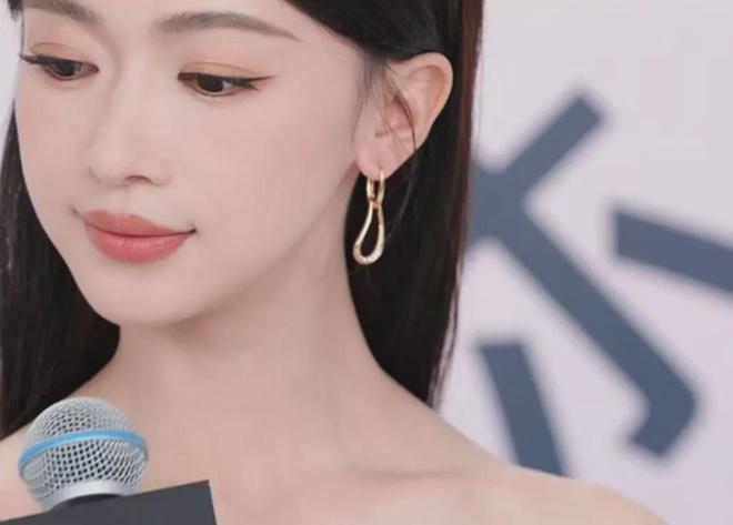 吴谨言产后亮相芭莎红毯！浑身腱子肉抢镜，无惧怼脸拍状态太好