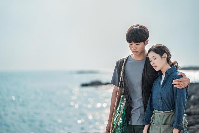 IU朴宝剑剧组被曝霸凌群演？强制剃头还虐待老人，圈内人说不稀奇