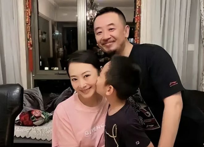 曲栅栅：嫁给落寞的黄海波，任劳任怨“养夫”11年，她后悔了吗？