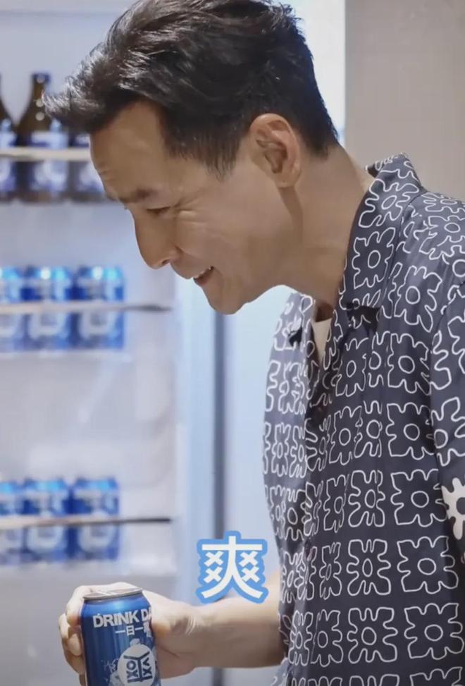 吴彦祖真缺钱了？卖完英语课又代言黄酒，表情痛苦疑喝不惯硬夸