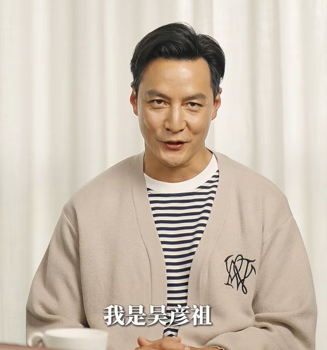 吴彦祖真缺钱了？卖完英语课又代言黄酒，表情痛苦疑喝不惯硬夸