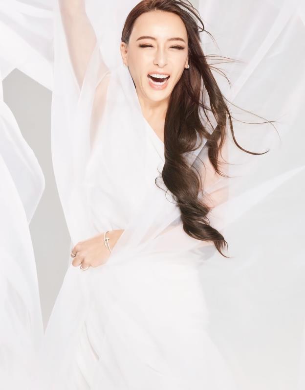 女星庆祝变性8周年，和金星一样勇敢做自己，晒旧照告别过去