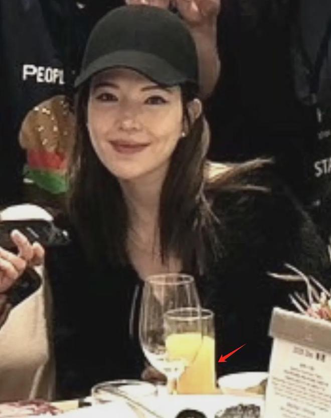 40岁许玮甯怀孕近照曝光，和丈夫甜蜜逛街，孕初期身材依然纤细