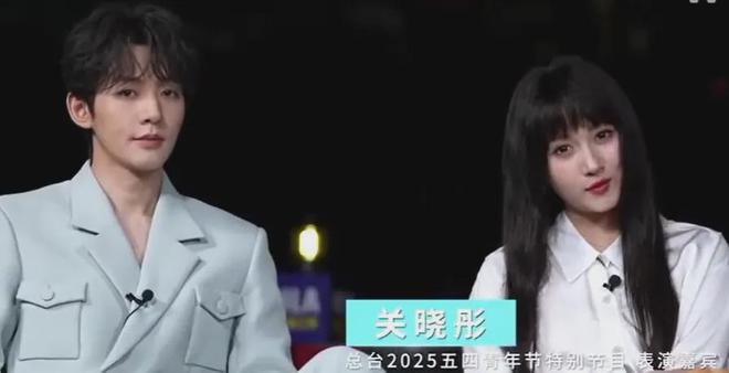 央视五四晚会镜头下的明星：关晓彤晕妆，王一博显疲惫，宋轶脸僵