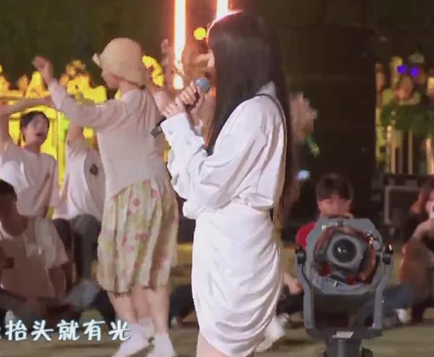 央视五四晚会镜头下的明星：关晓彤晕妆，王一博显疲惫，宋轶脸僵