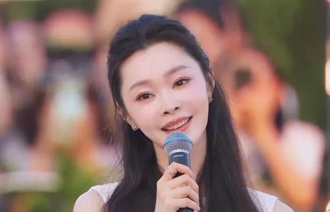 央视五四晚会镜头下的明星：关晓彤晕妆，王一博显疲惫，宋轶脸僵