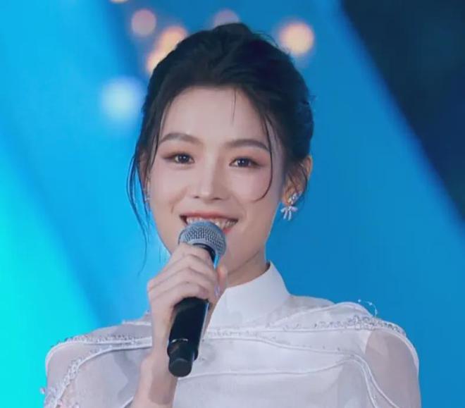 央视五四晚会镜头下的明星：关晓彤晕妆，王一博显疲惫，宋轶脸僵