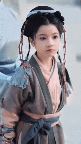 日薪一万、充值近亿，短剧小演员也上桌了