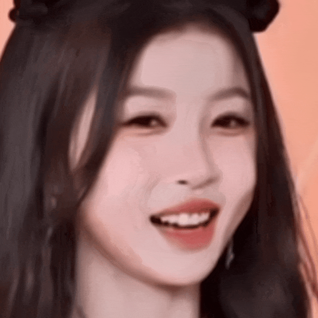 虞书欣的脸怎么了？直播时左脸出现凹陷，被网友质疑医美后遗症