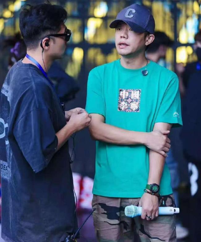凤凰传奇：曾毅身体不适演唱会取消 绿手表引发人设崩塌