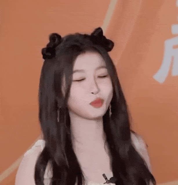 虞书欣的脸怎么了？直播时左脸出现凹陷，被网友质疑医美后遗症
