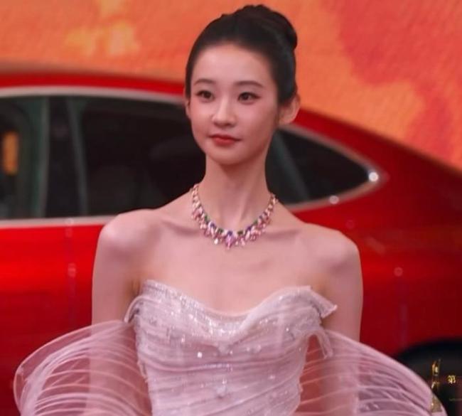 上影节闭幕式多位女明星走红毯 红毯争艳各具风采
