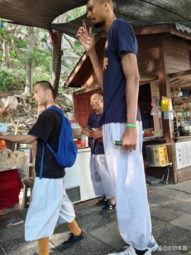 文班亚马凌晨4点半起床达摩洞跑步 少林修行苦练篮球