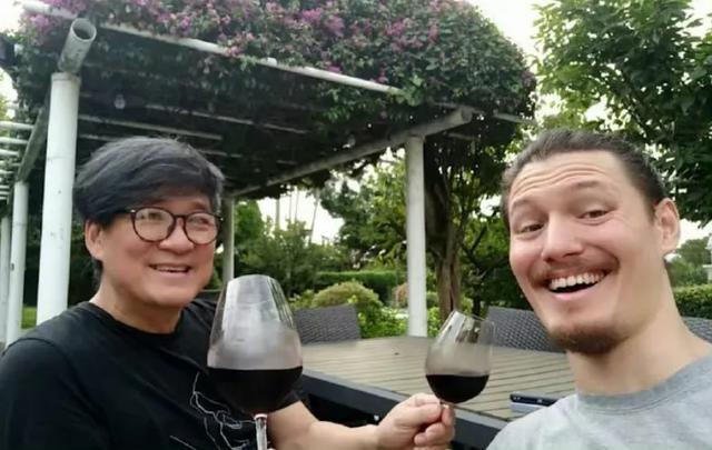 周华健儿子大婚 长相比爹还显老 混血儿娶华人新娘