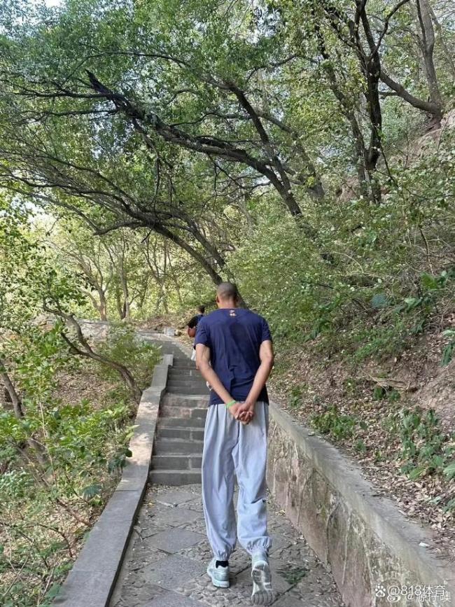 文班亚马凌晨4点半起床达摩洞跑步 少林修行苦练篮球