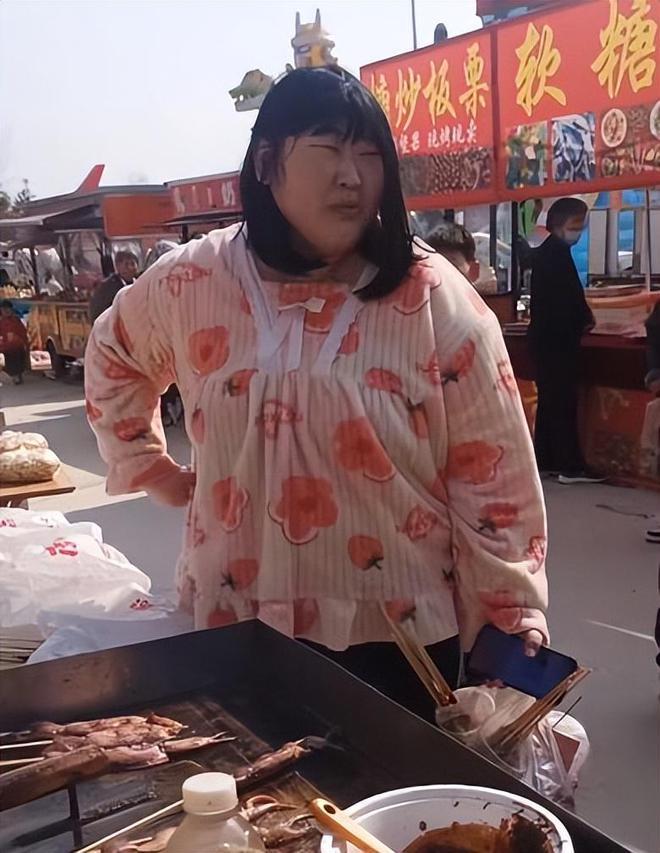 大衣哥女儿开店做老板，26岁被多次提亲，男方家底显赫很低调