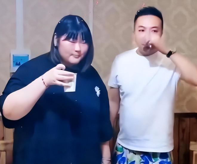 大衣哥女儿开店做老板，26岁被多次提亲，男方家底显赫很低调