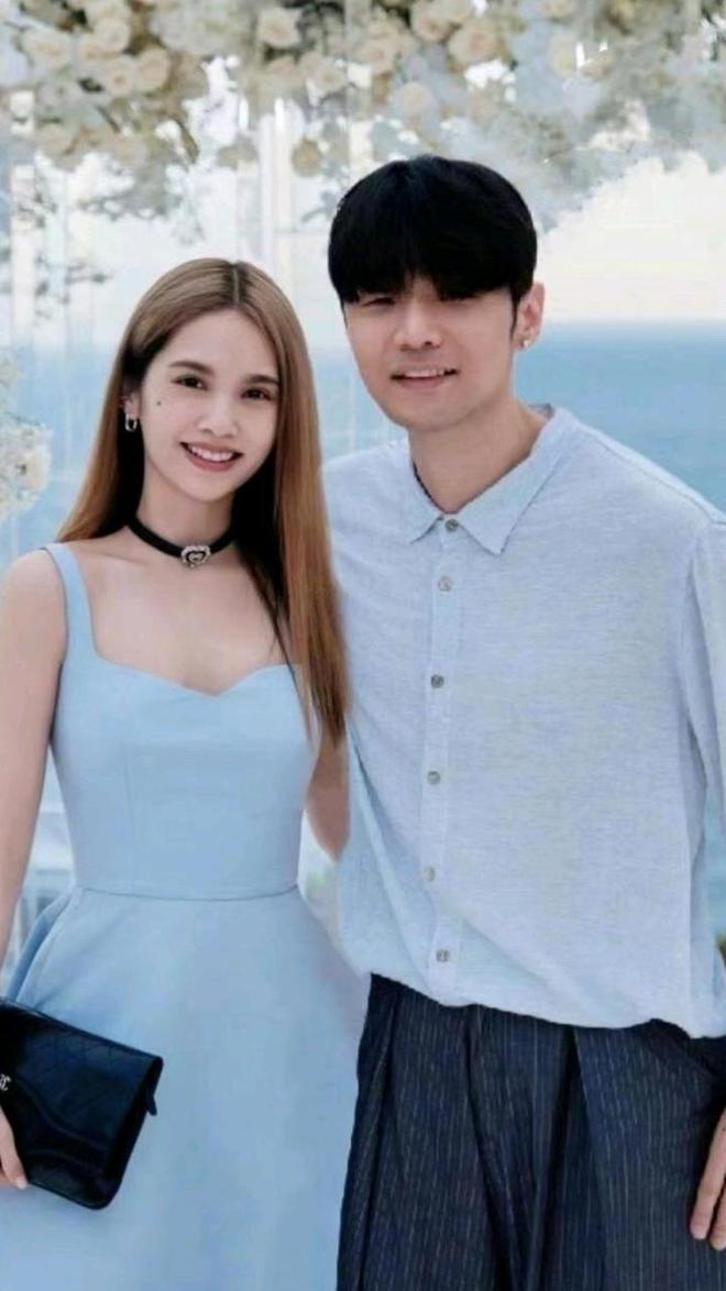 李荣浩第11年给杨丞琳卡点庆生，是太太也是好友的关系，谁慕了？