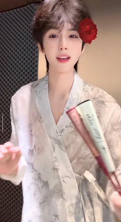 网红何秋亊回应抄袭很委屈：被中间商坑了，顶多是撞衫不是抄袭