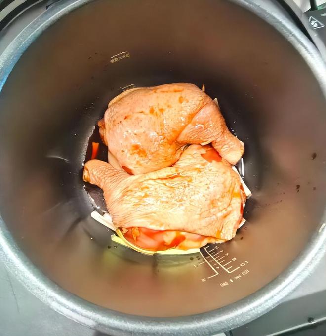玥儿吃到小杨阿姨做的鸡腿，一顿家常便饭，孩子们也可以吃出幸福