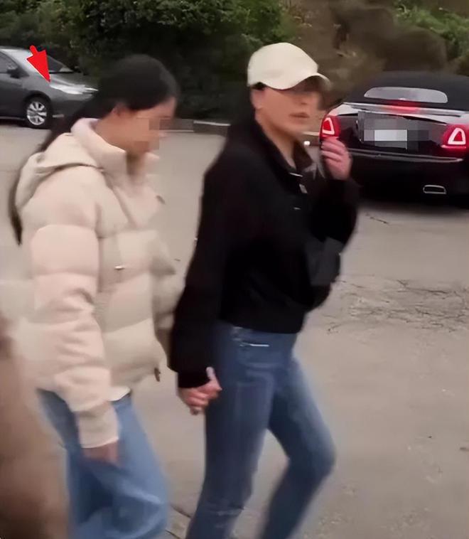 玥儿吃到小杨阿姨做的鸡腿，一顿家常便饭，孩子们也可以吃出幸福