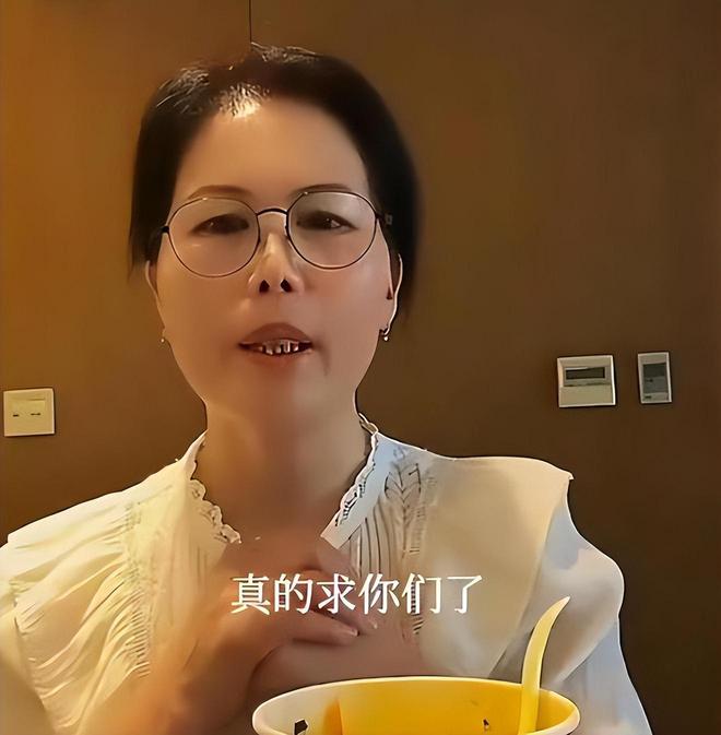 玥儿吃到小杨阿姨做的鸡腿，一顿家常便饭，孩子们也可以吃出幸福