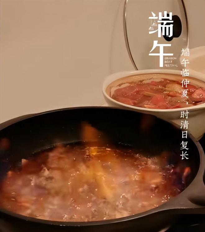 玥儿吃到小杨阿姨做的鸡腿，一顿家常便饭，孩子们也可以吃出幸福