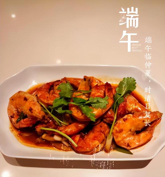 玥儿吃到小杨阿姨做的鸡腿，一顿家常便饭，孩子们也可以吃出幸福