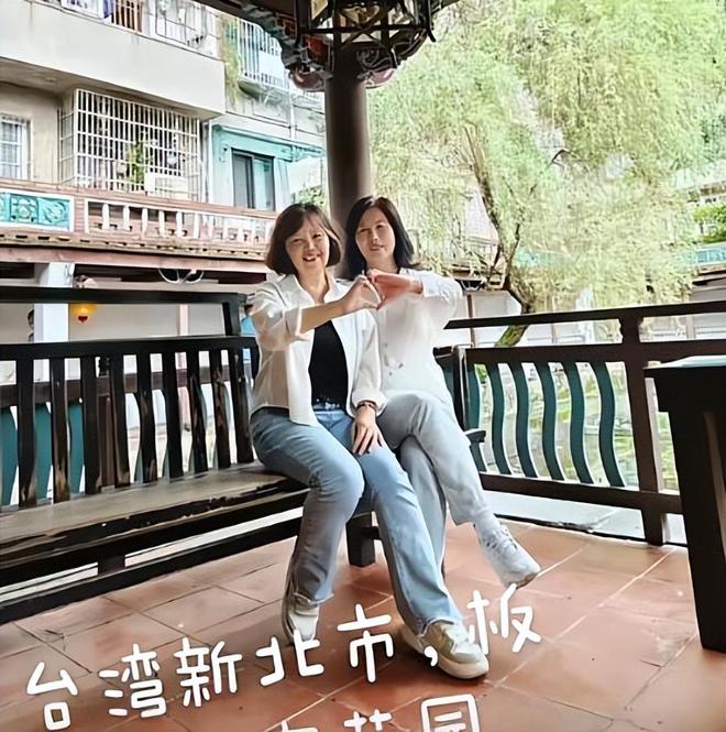 玥儿吃到小杨阿姨做的鸡腿，一顿家常便饭，孩子们也可以吃出幸福