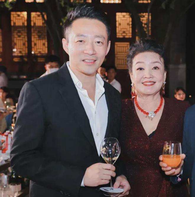 曝麻六记多家门店停业，张兰被美容院持续追债，连5万块都拖欠？