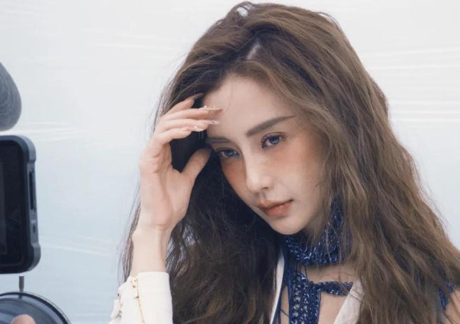 杨颖被嘲步叶珂后尘，给牛杂站台为商品带货，放低身段寻求出路
