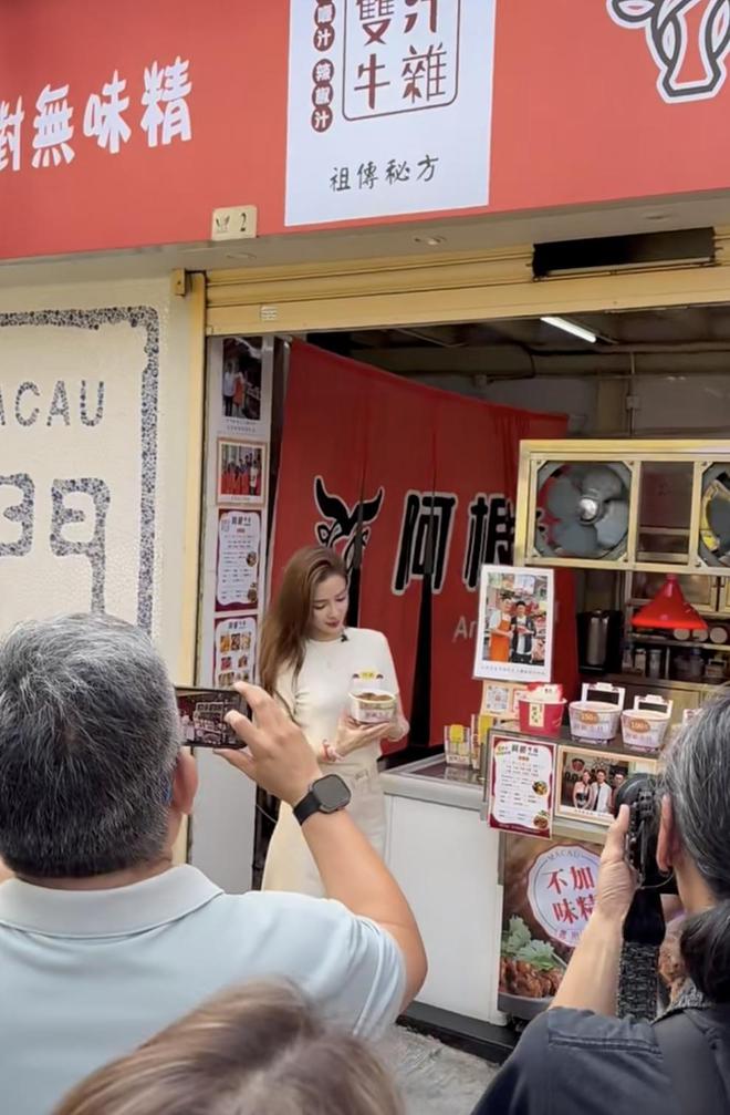 杨颖被嘲步叶珂后尘，给牛杂站台为商品带货，放低身段寻求出路