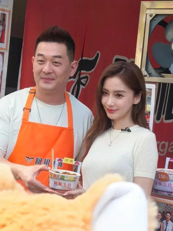 杨颖被嘲步叶珂后尘，给牛杂站台为商品带货，放低身段寻求出路