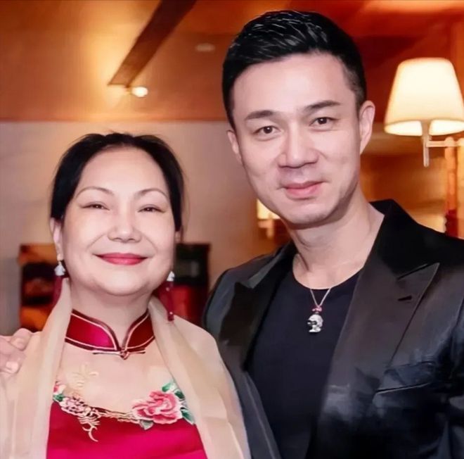 马筱梅生图撞脸S妈，网友感叹好像母女，业内呼吁汪小菲珍惜女方