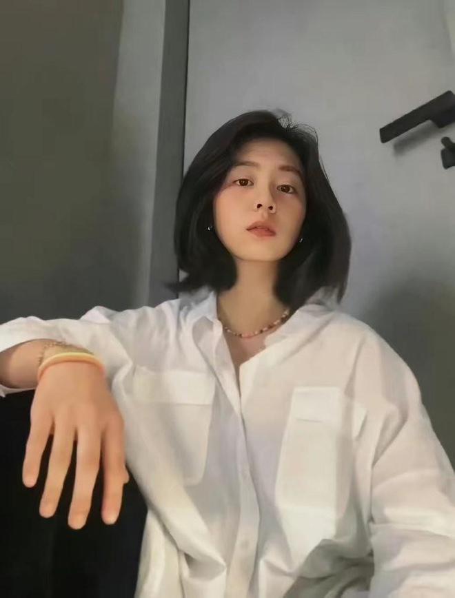 19岁黄多多拍摄生活照，忧郁文艺气质明显，越来越漂亮了