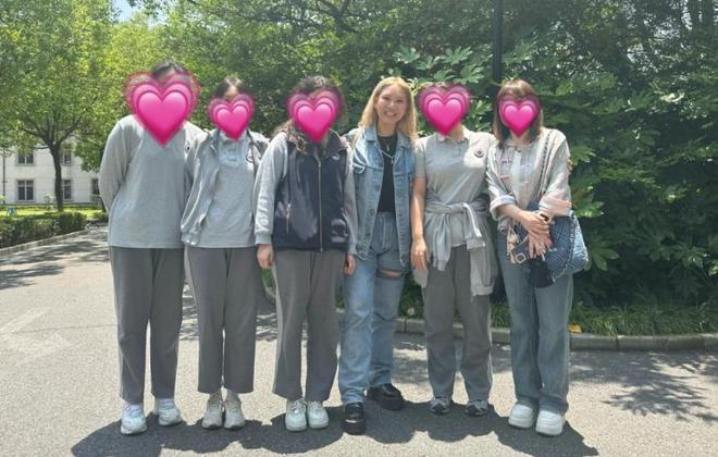 郑欣宜男友官宣恋情后秒删，发亲密搂腰照配文：两颗心，爱意永恒
