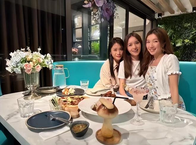 郭嘉文开美甲店生意火爆，在维港豪宅内宴请宾客，李泽楷未现身