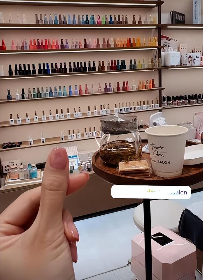 郭嘉文开美甲店生意火爆，在维港豪宅内宴请宾客，李泽楷未现身