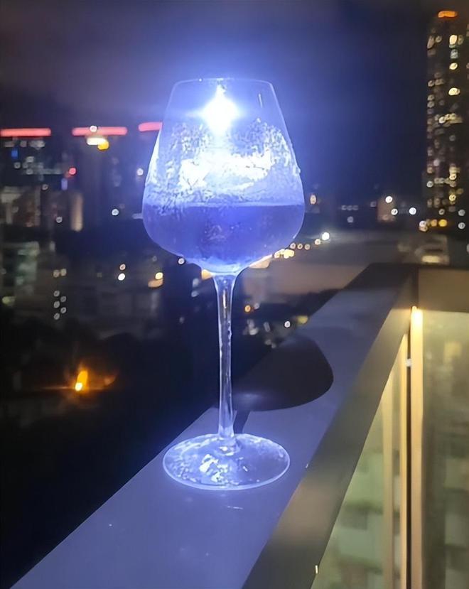郭嘉文开美甲店生意火爆，在维港豪宅内宴请宾客，李泽楷未现身