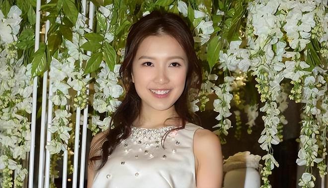 郭嘉文开美甲店生意火爆，在维港豪宅内宴请宾客，李泽楷未现身