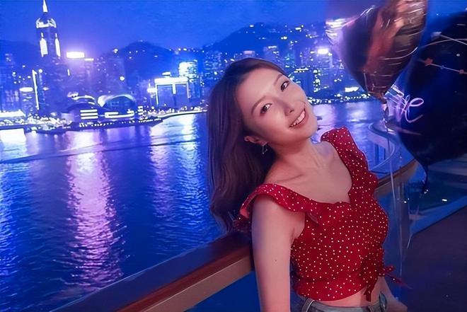 郭嘉文开美甲店生意火爆，在维港豪宅内宴请宾客，李泽楷未现身