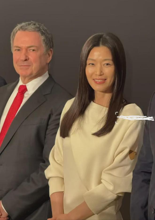 43岁全智贤近照太憔悴了！生图皮肤蜡黄气色差，女神也难抵岁月